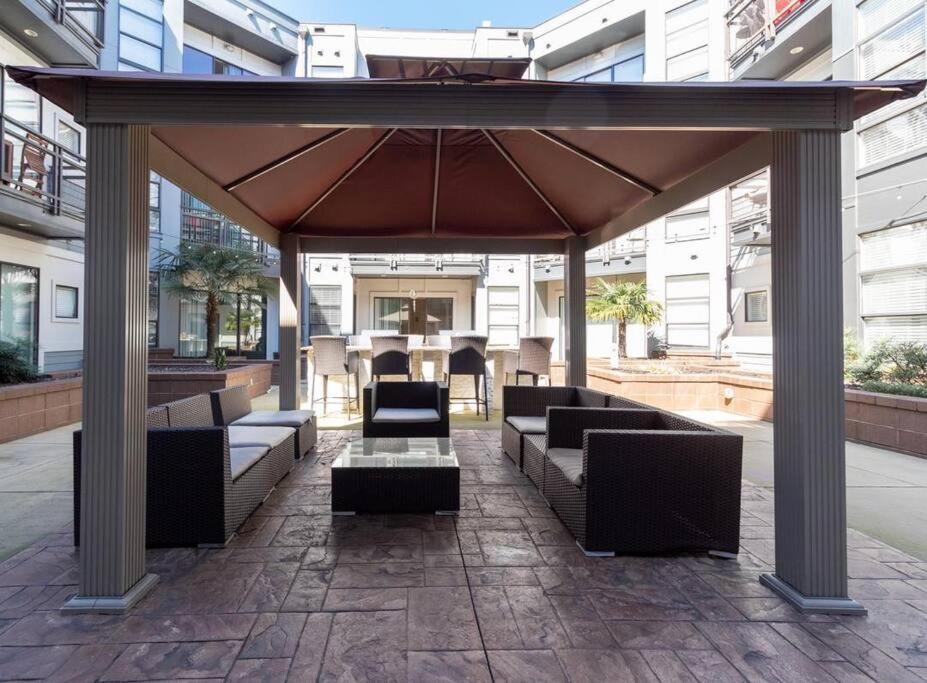 Luxury Apartment Wifi, Gym, Pool, Shops & Food! Unit 329 Шарлотт Экстерьер фото