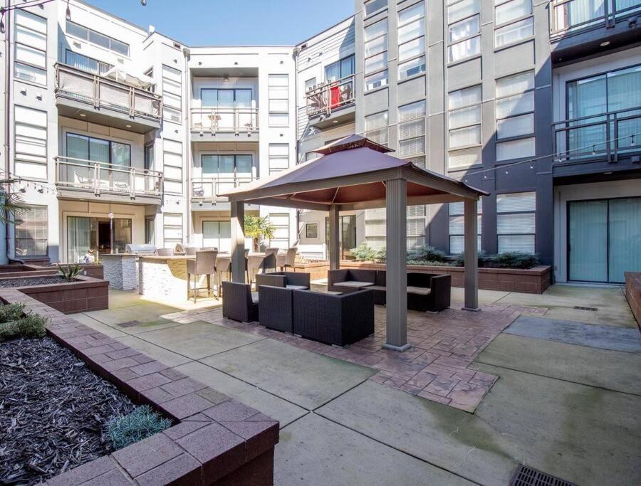 Luxury Apartment Wifi, Gym, Pool, Shops & Food! Unit 329 Шарлотт Экстерьер фото