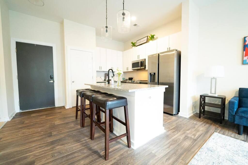 Luxury Apartment Wifi, Gym, Pool, Shops & Food! Unit 329 Шарлотт Экстерьер фото